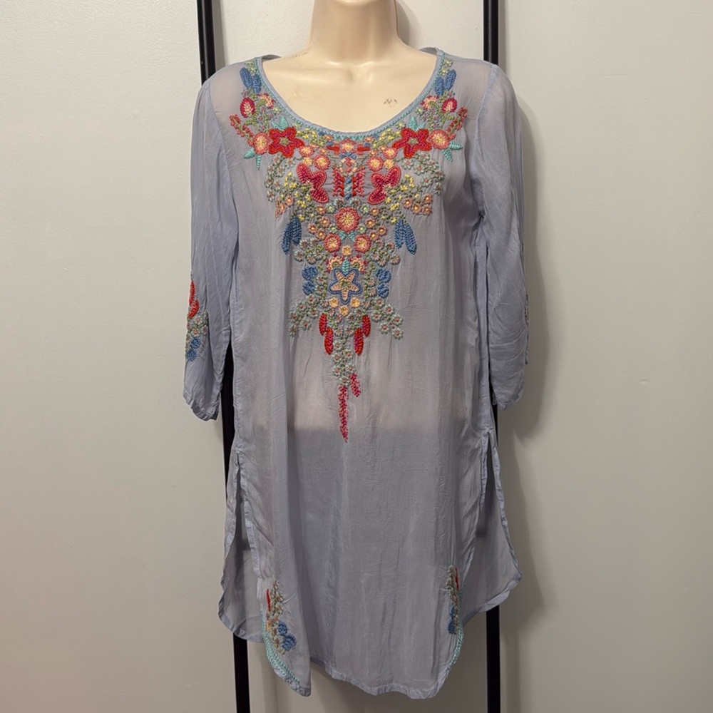 Johnny Was Pastel Floral Embroidered Round Hem Tunic Top Blouse Blue Size XS